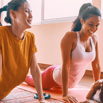 Dos mujeres practicando yoga para principiantes