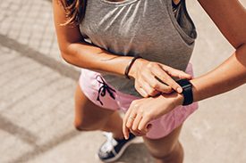 mujer comienza a correr cardio fitness