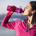 Mujer con ropa deportiva bebiendo la disolución de Siken de L-Carnitina en agua