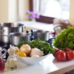 cocina ollas verduras tomates cebollas aceite vinagre