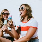 cuidar de la dieta durante las vacaciones helado con amigas