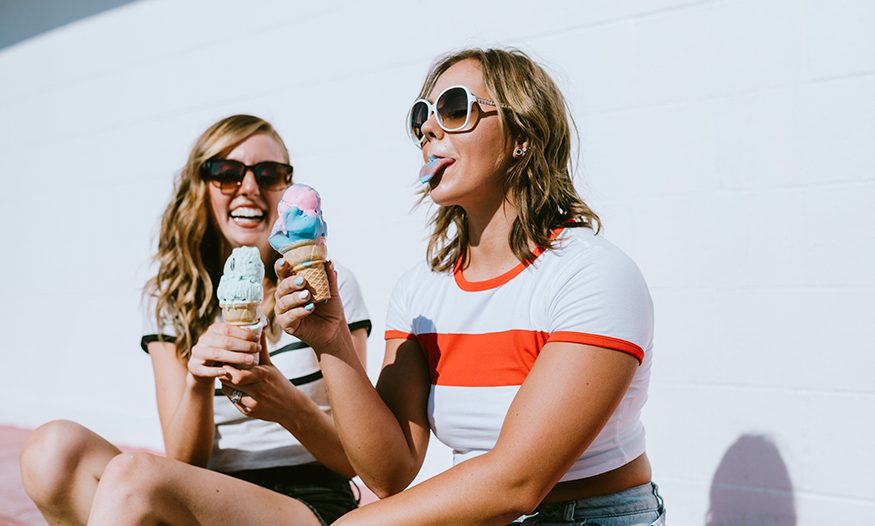 cuidar de la dieta durante las vacaciones helado con amigas