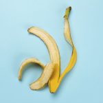 piel vacía de plátano sobre fondo azul