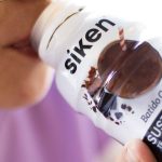 primer plano boca de mujer tomando batido cacao Siken