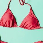 bikini rosa fuerte sobre fondo menta