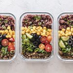 tres tuppers de cristal con verdura, maíz, lentejas, arroz y aceitunas negras