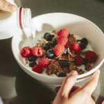 bol con leche, copos y frutos rojos y del bosque