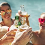 amigas brindando con botellas de cerveza