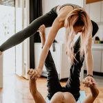 pareja realiza postura de acroyoga
